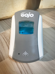 Puutevaba vahtseebi dosaator GOJO ja 700ml seebi täitekotid