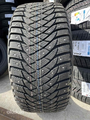 235/40/19 Goodyear UltraGrip Arctic2 96t xl