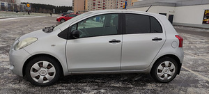 Toyota Yaris (2 foto / 8)