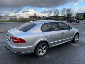 SKODA SUPERB (8 фото из 12)