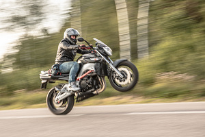 Suzuki GSR600 (5 foto / 5)