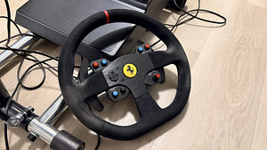 Thrustmaster T300 с двумя рулями, педалями и подставкой для руля (2 фото из 4)