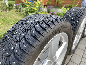 Оригинальные диски Audi с шипованной резиной Bridgestone 17x6.5 (6 фото из 6)