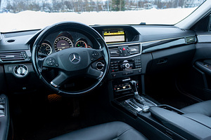 Mercedes-Benz E 220 AVANTGARDE 2010 (6 foto / 8)