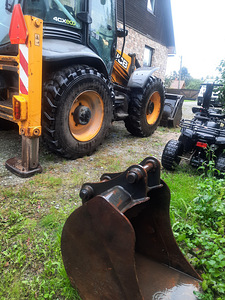Погрузчик-экскаватор JCB 4CX (4 фото из 7)