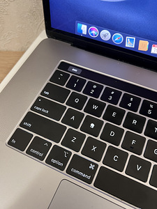 Macbook pro 2018 250gb i7 (5 foto / 9)