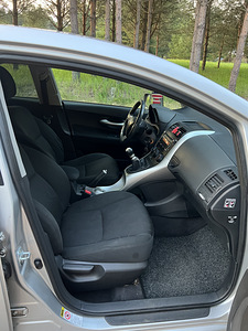 Toyota Auris 2011год 1.4д мануал 6 ступ. (10 фото из 15)