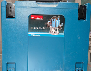 Makita RP2300FC фрезер (5 фото из 5)