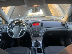 Opel Insignia (9 фото из 12)