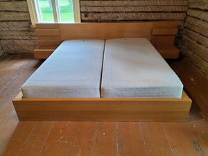 Кровать размера «super king-size» с матрасами и тумбочками / кровать размера «king-size»