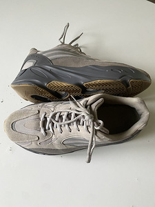 Adidas yeezy (2 фото из 3)