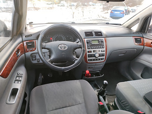 Toyota avensis verso (6 foto / 10)