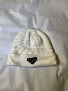 Белая шапка Prada (2 фото из 3)