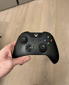 Xbox One 1TB + 9 игр (5 фото из 7)