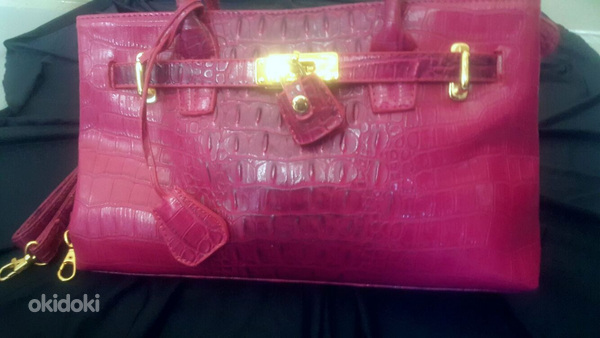 Модная сумочка из кожи крокодила цвета фуксии. (фото #2)