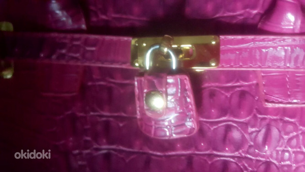 Модная сумочка из кожи крокодила цвета фуксии. (фото #5)