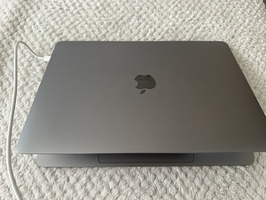 Macbook pro 2022 (2 foto / 3)