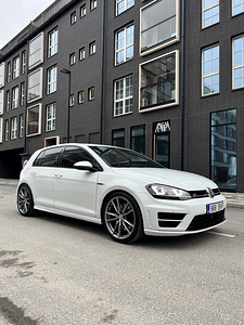 VW Golf R 300kW (3 foto / 13)
