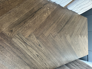 Söögilaud 180×90×76 naturaalsest tumedast tammest (5 foto / 6)
