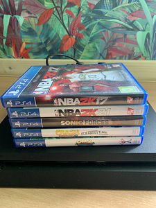 Продам консоль Playstation 4. Ps4 + 5 игр (2 фото из 3)