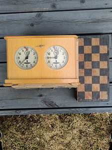 Старая шахматная доска и шахматные часы