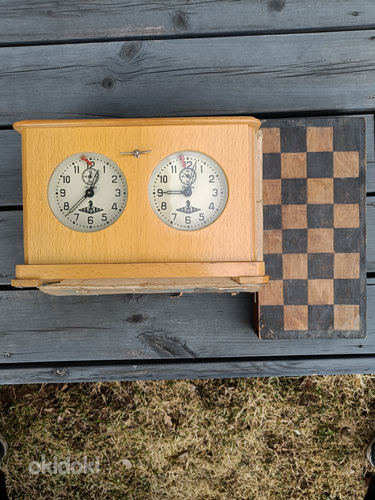 Старая шахматная доска и шахматные часы (фото #1)