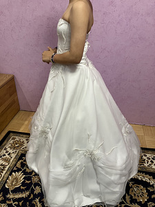 Свадебное платье (2 фото из 4)