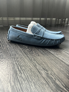 Кроссовки (3 фото из 4)