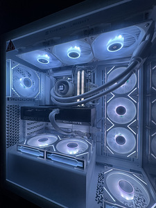 Gaming PC! Ryzen 7 9800X3D + 4070 12GB + DDR 5 6800 CL34 (2 foto / 5)