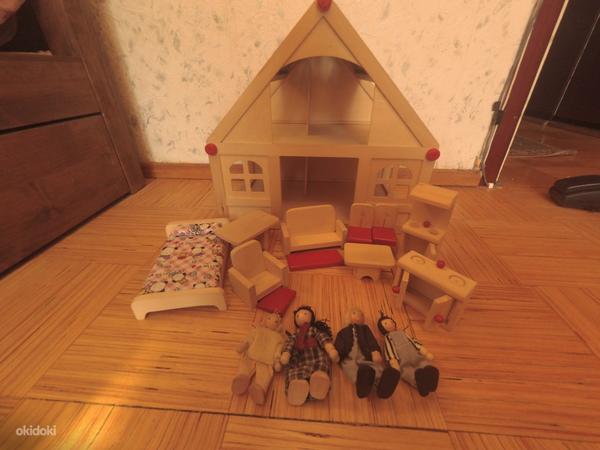 Деревянный дом для кукол с мебелью и куклами (фото #3)