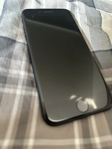iPhone SE2 (2020) 64Gb (3 фото из 3)