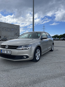 Volkswagen Jetta 2014 (7 foto / 9)