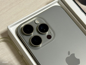 Apple iPhone 15 Pro Max 256Gb Natural Titanium, v heas korra (2 foto / 5)