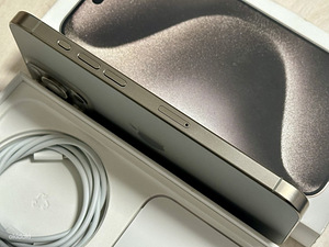 Apple iPhone 15 Pro Max 256Gb Natural Titanium, v heas korra (3 foto / 5)