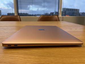 MacBook Air 13 Gold / 2019 / Retina / 128 Gb SSD / 8 Gb RAM (7 foto / 8)