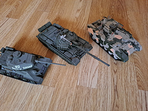 Tankide plastmudelid ja laevamudel (2 foto / 4)
