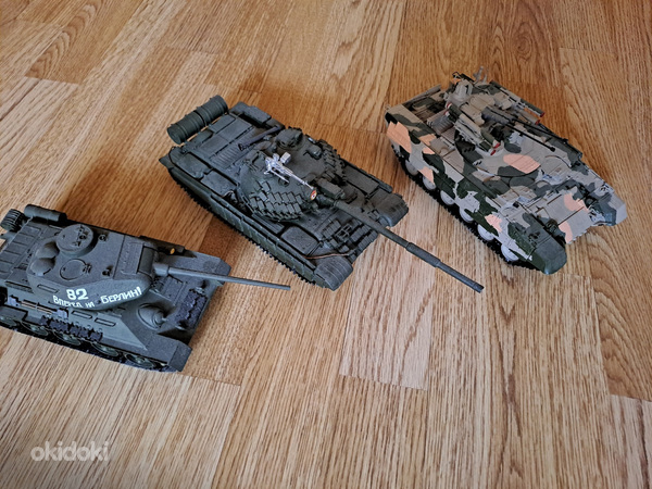 Пластиковые модели танков и модель корабля (фото #2)