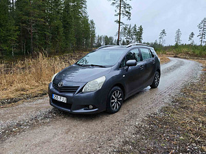Toyota Verso (10 фото из 12)