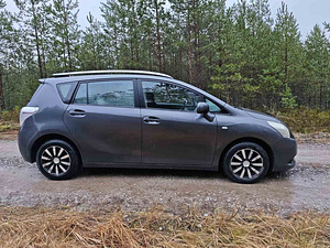 Toyota Verso (12 фото из 12)