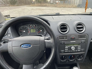 Ford Fusion (5 foto / 6)