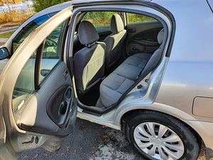 Nissan Almera N16 (12 foto / 15)