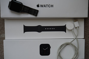Apple Watch SE 40mm Space Gray Alu Black Sport Band GPS (2 foto / 2)
