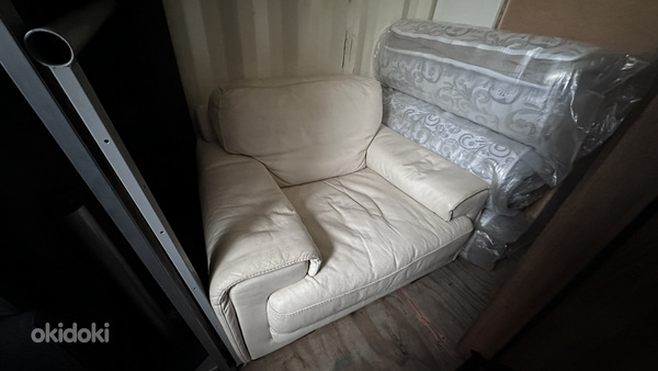 Качественный кожаный диван с креслом (фото #3)