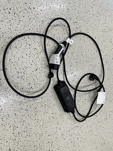 Originaal Mercedes-Benz Plug In EV Charger Type 2-Schuko (1 foto / 4)
