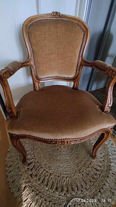 Продаётся антикварное кресло