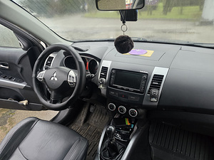 Mitsubishi Outlander 2.0 dizel 123kw (10 фото из 13)