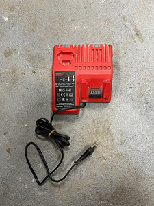 Milwaukee M12-18C akulaadija (1 foto / 2)