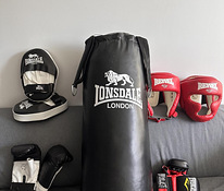 Боксерская груша, шлемы и перчатка