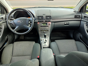 Toyota Avensis (8 foto / 11)