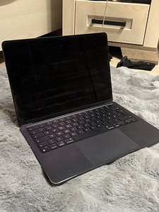 Apple Macbook Air 13,6” 2022 M2 8GB 256GB (1 foto / 6)